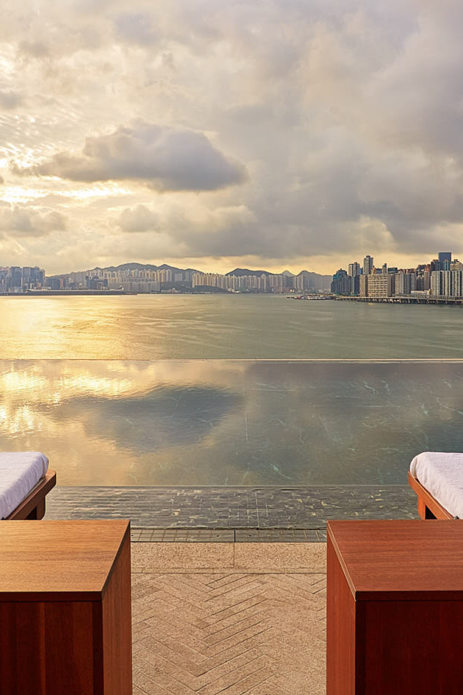 photo of infinity pool at rosewood hong kong