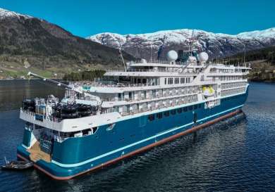 Expedition cruise ship .