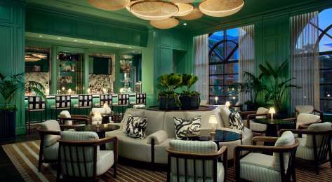 Hotel bar in ritz carlton grand cayman .