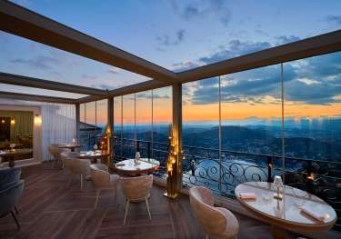 Rooftop restaurant at nuvole garden hotel .