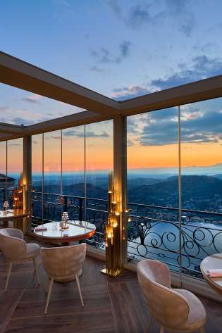 Rooftop restaurant at nuvole garden hotel .