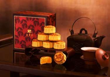 Spring moon limited edition mini egg custard mooncakes1.