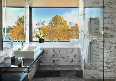 Studio king suite_bathroom.