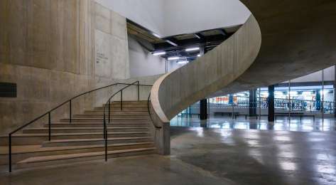 Picture of curved stairs in tate modern.