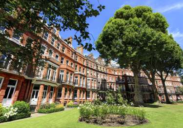 Exterior of the franklin hotel in london.