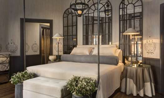 Franklin hotel garden suite with mirrors behind the bed.