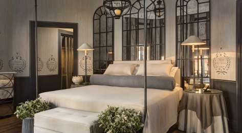 Franklin hotel garden suite with mirrors behind the bed.