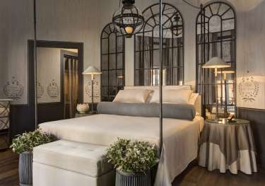 Franklin hotel garden suite with mirrors behind the bed.