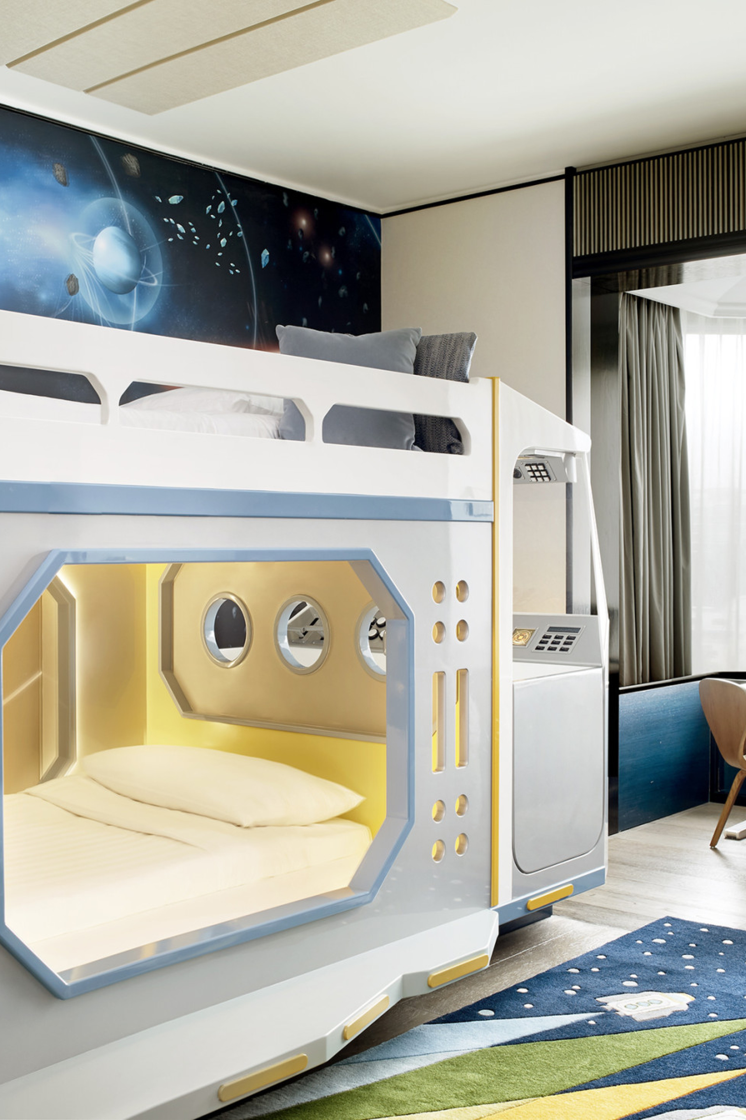 themed-family-suite---space-room.jpg
