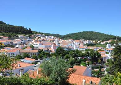 Panoramic view of town in the south of portugal with houses and trees .
