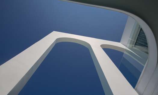 View of villa pillars and blue sky .