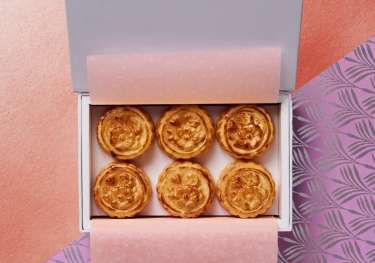 Yaso_mooncakes_tomgriffiths_bakedmooncake square_lowres 1024x1024.