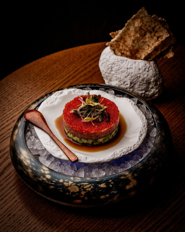 tuna tartare with crackers