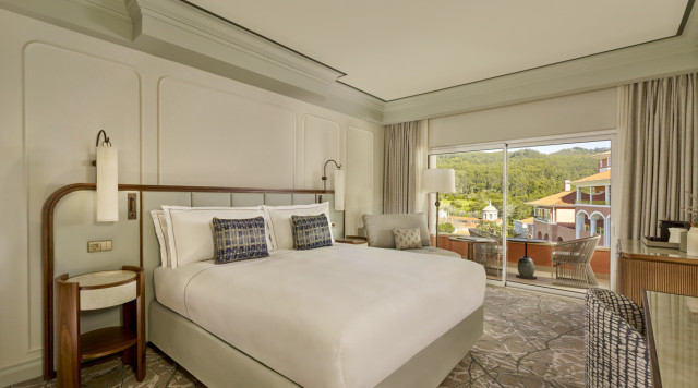 deluxe hotel bedroom 