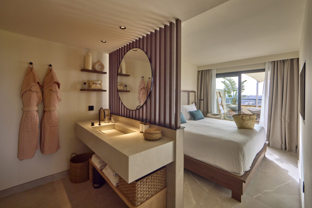 bathroom at purobeach santa ponsa resort 