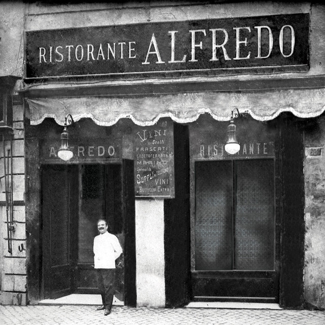 historic black and white photo of restaurant in Rome