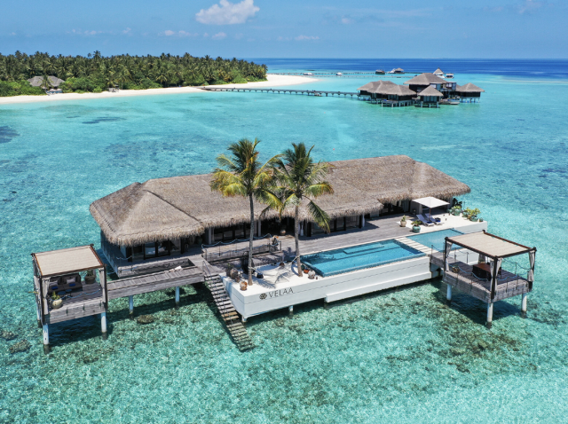 Beautiful uut in the midst of the turquoise waters of the Maldives