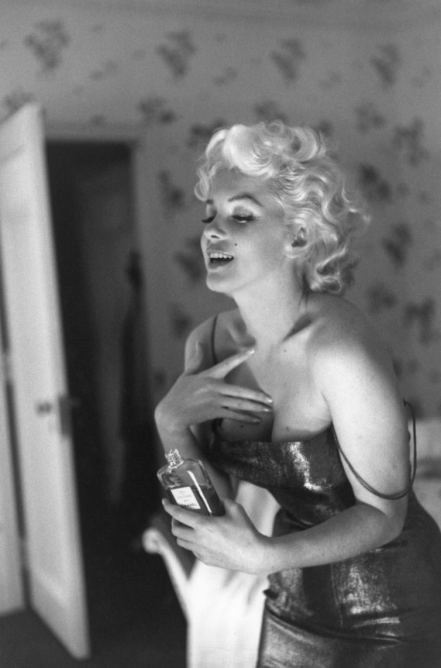 Marilyn Monroe applying Chanel N°5, photograph by Ed Feingersh