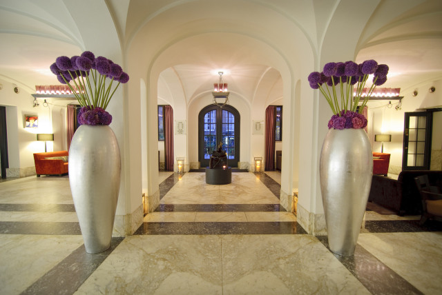 lobby inside amsterdam hotel