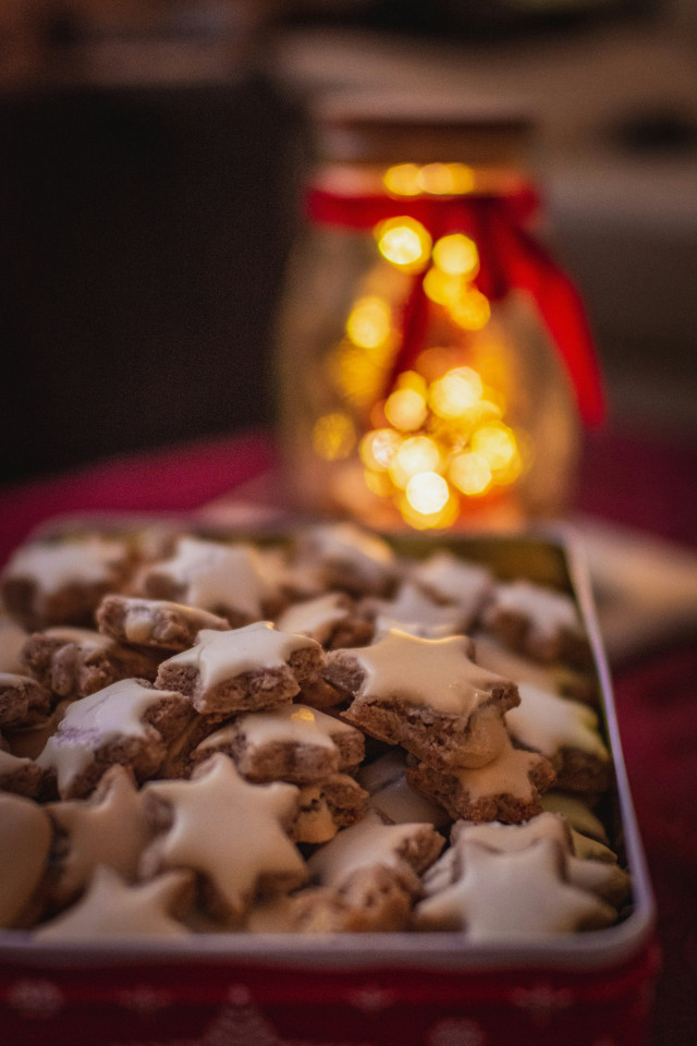 spiced star-shaped biscuits on tray