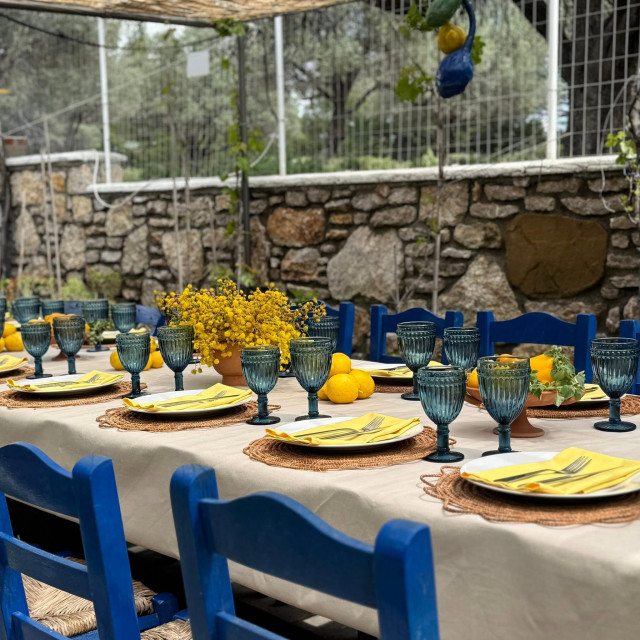 restaurant table with blue chairs and blue wine glasses 
