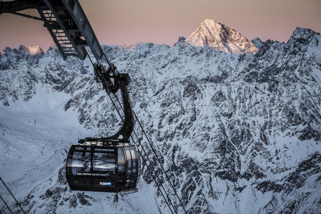 gondola going down the mountains