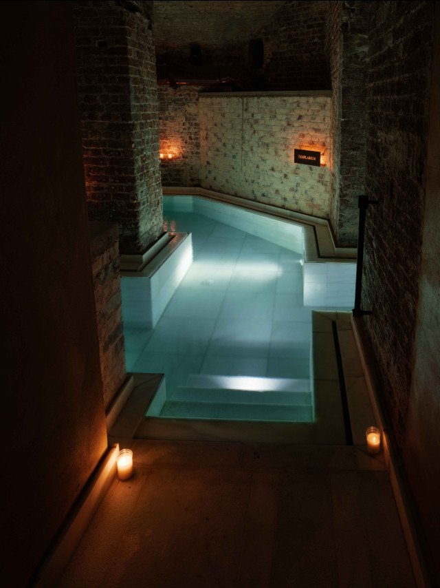 tepidarium inside spa with candles in corners 
