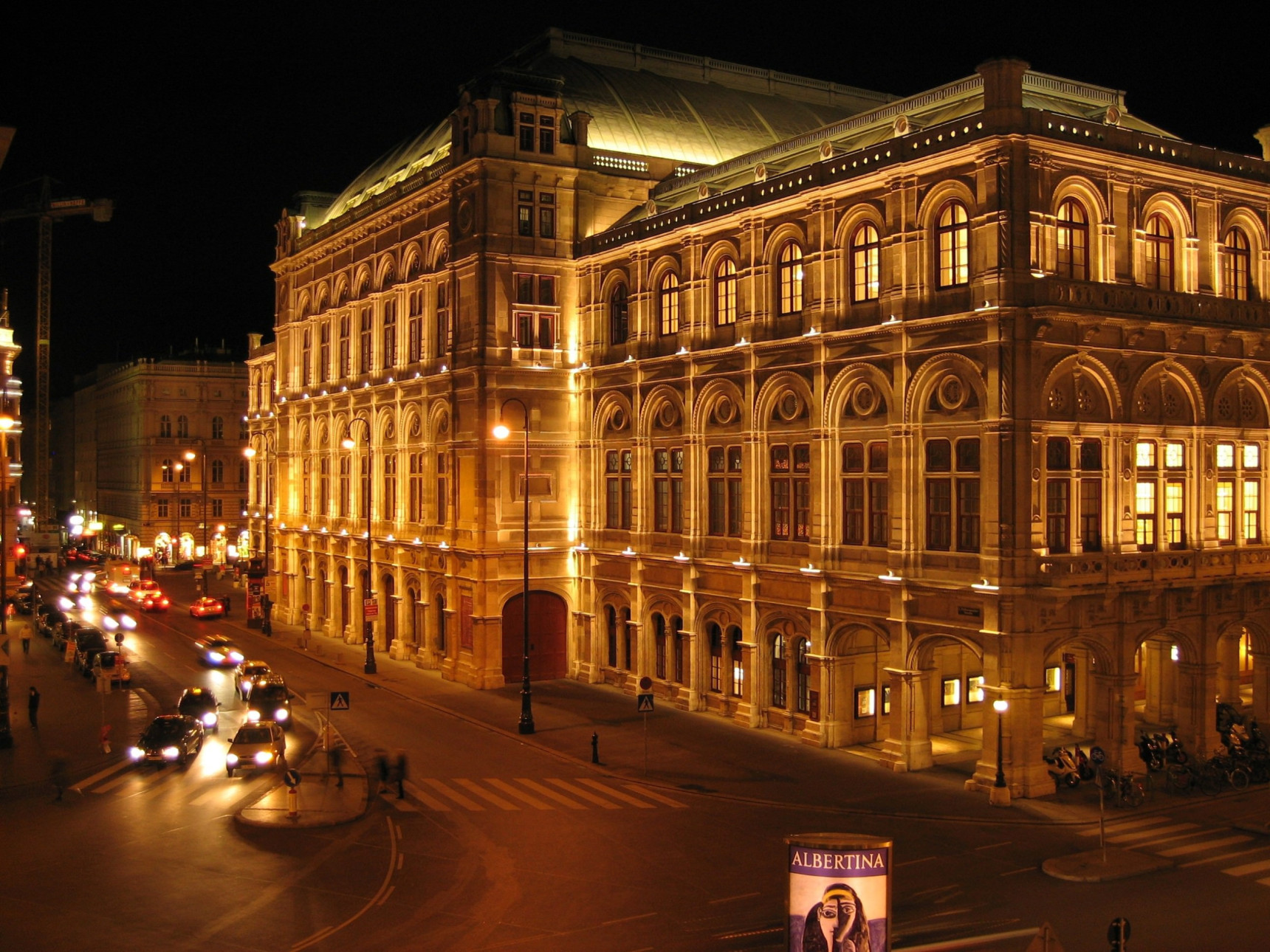 Vienna Staatsoper theatre at night